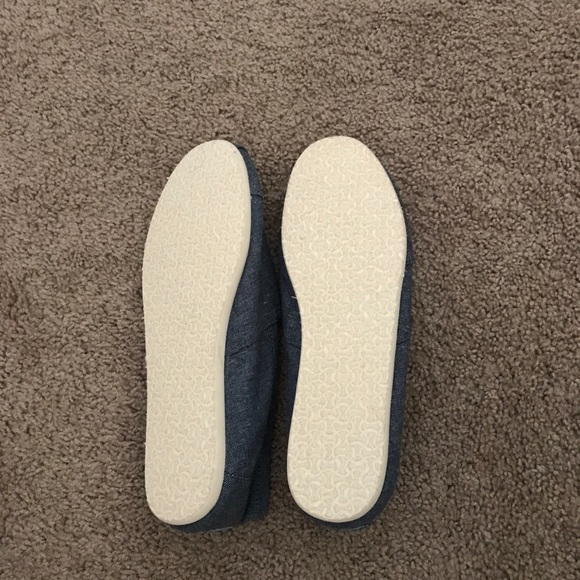 TOMS - Picture 2 of 4